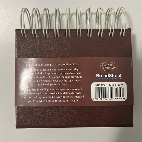 BNWT Daily Strength for Men Perpetual Daily Calendar: 365 Devotions - Picture 2 of 3